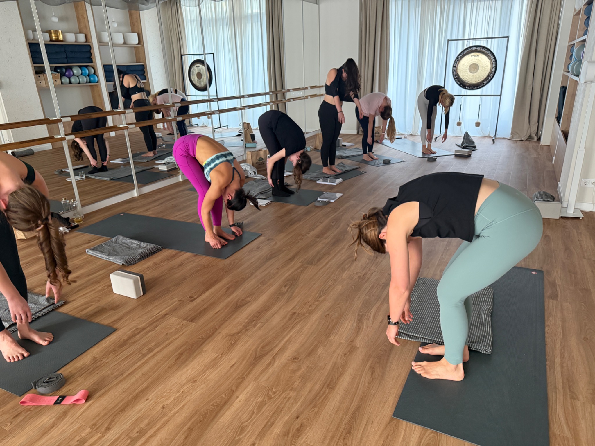 Participante la o clasă ghidată de yoga
