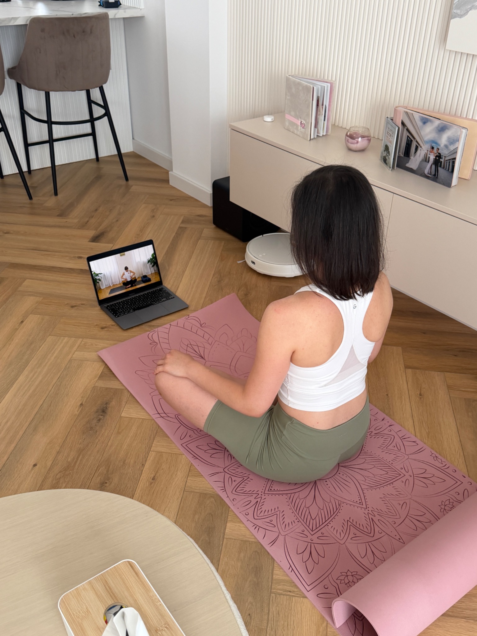 Practică yoga acasă cu aplicația KeepGiving