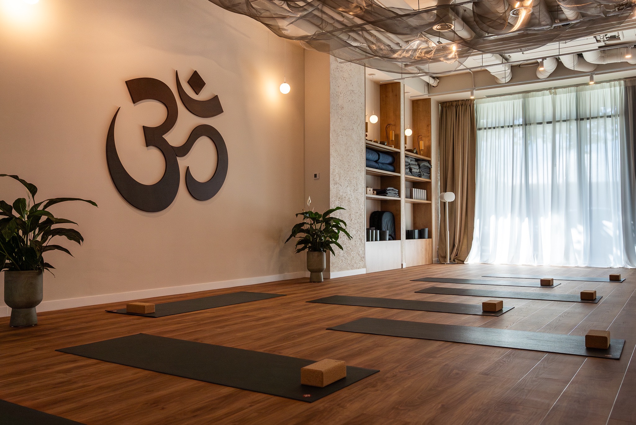 Sala KeepGiving pregătită pentru o clasă de yoga